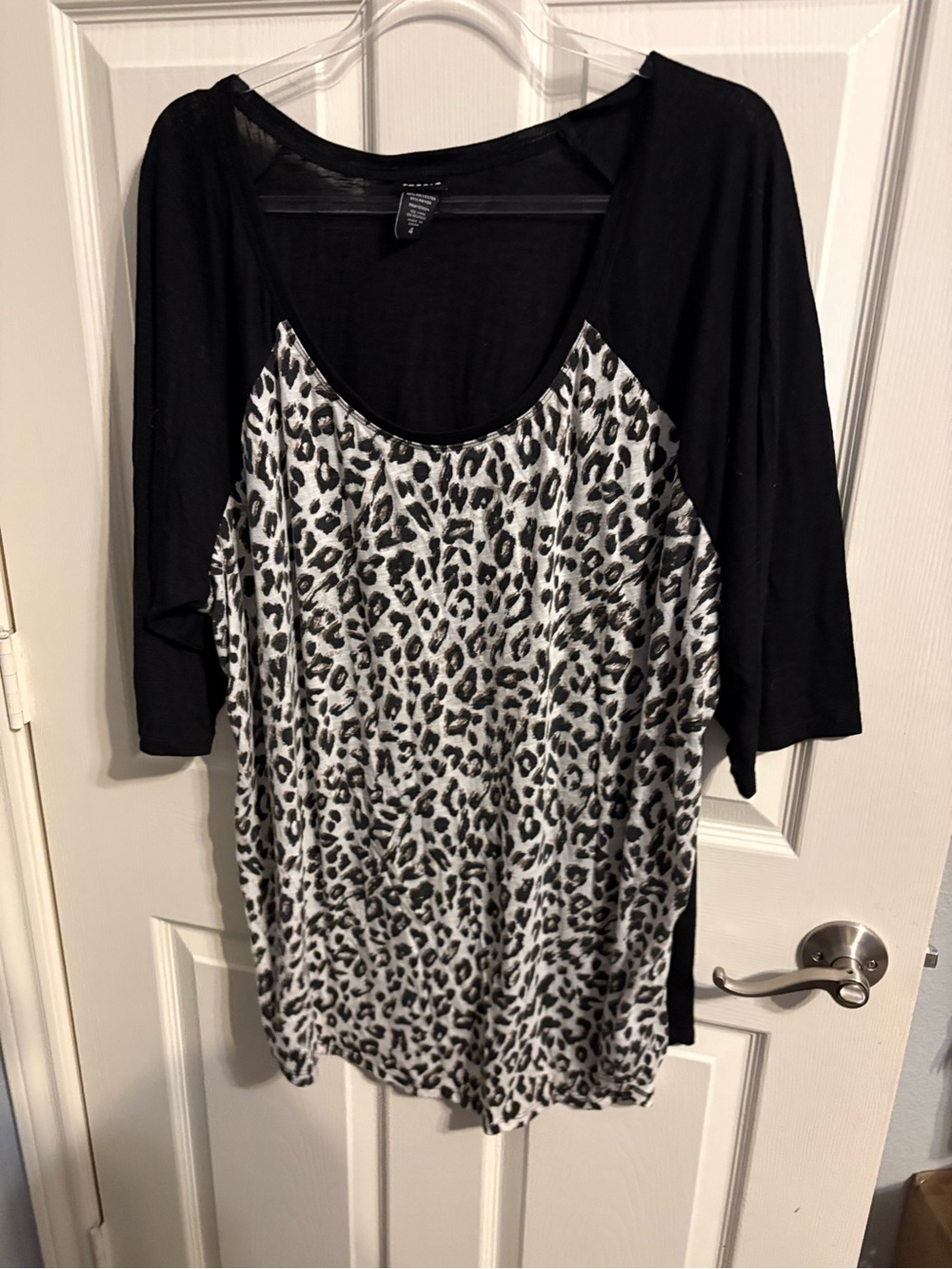452- torrid Black Raglan Sleeve Leopard Print Top